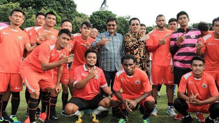 Skuat Persija Jakarta foto bersama dengan Djarot Saiful Hidayat. Copyright: Instagram@ahokdjarot