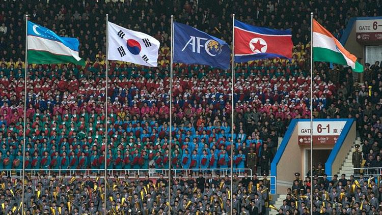 Deratan bendera kiri-kanan: Uzbekistan, Korea Selatan, AFC, India dan Korea Utara. Copyright: AFP/Getty Images