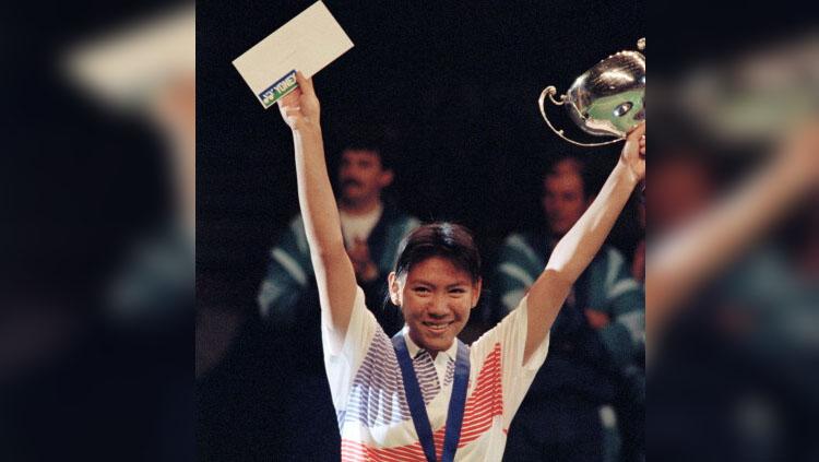 Susy Susanti juara All England pada Maret 1990. Copyright: Bob Thomas/Getty Images)