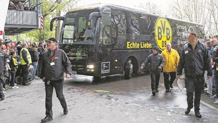Bus yang membawa rombongan pemain Borussia Dortmund diserang teror bom. Copyright: Bild