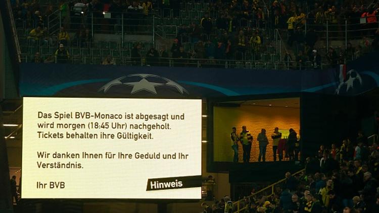 Dortmund memberikan informasi kepada penonton di stadion bahwa laga ditunda. Copyright: ODD ANDERSEN/AFP/Getty Images