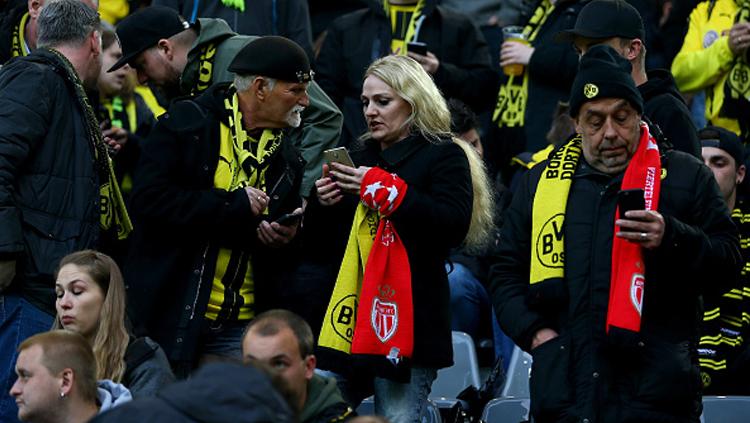 Fans Dortmund menunggu pengumuman di Westfallenstadium. Copyright: Christof Koepsel/Bongarts/Getty Images