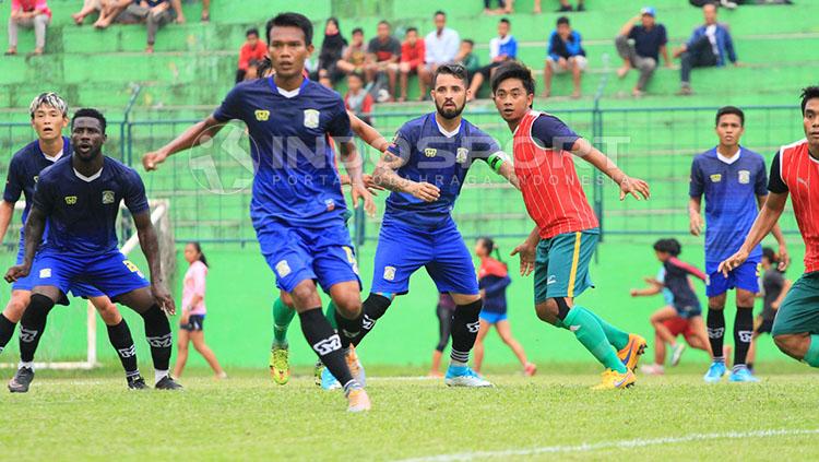 Persiba Balikpapan saat beruji coba melawan Persatu Tuban. Copyright: Ian Setiawan/Indosport