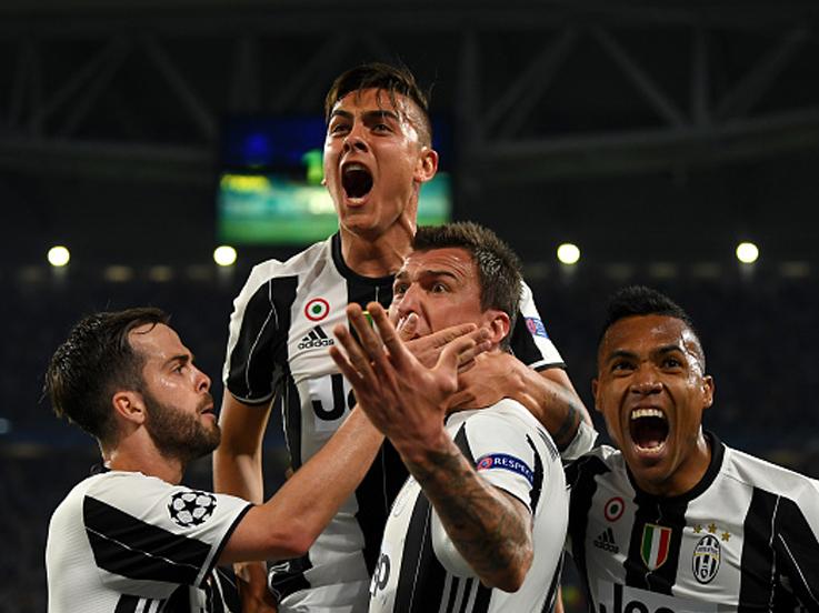 Dybala sukses cetak dua gol ke gawang Barcelona. Copyright: Mike Hewitt/Getty Images