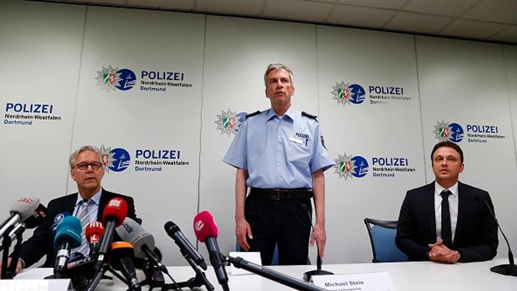 Kepolisian Dortmund memberikan konfirmasi terkait situasi pasca ledakan bus. Copyright: ODD ANDERSEN/AFP/Getty Images