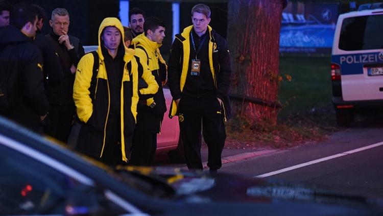 Para pemain Dortmund saat dievakuasi dari bus tim yang mendapatkan aksi teror. Copyright: PATRIK STOLLARZ/AFP/Getty Images
