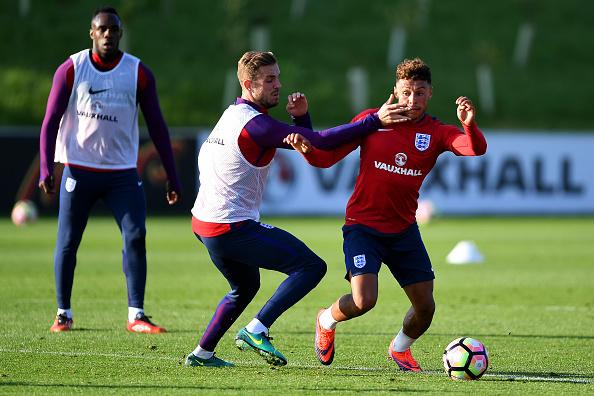 Alex Oxlade-Chamberlain ketika tengah berlatih dengan Timnas Inggris bersama Jordan Henderson. Copyright: Laurence Griffiths/Getty Images