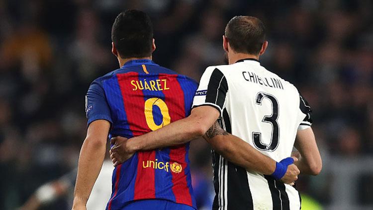 Giorgio Chiellini dan Luis Suarez berpelukan pada laga Liga Champions perempatfinal leg pertama. Copyright: Chris Brunskill Ltd/Getty Images