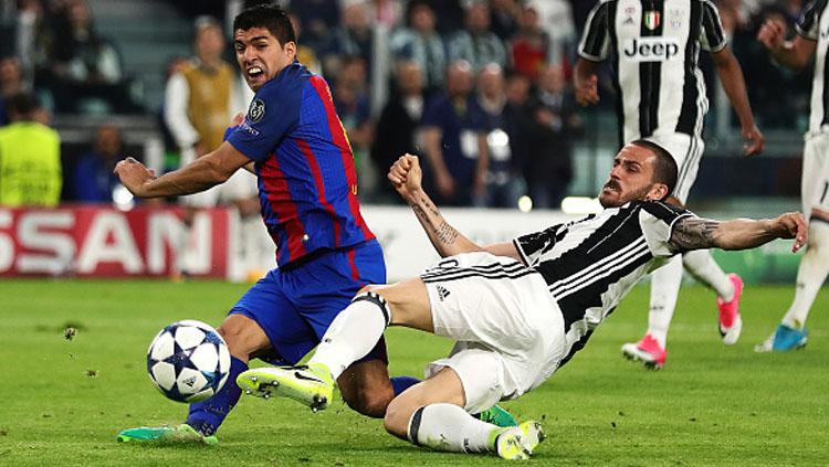 Giorgio Chiellini tampak menjegal Luis Suarez pada pertandingan Liga Champions leg pertama.