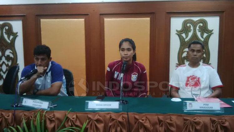 Media Officer PSM Makassar, Andi Widya Syadzwina (tengah). Copyright: Muhammad Nur Basri/INDOSPORT