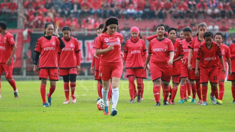 CEO Persijap Jepara, Esti Pujiastuti bersama Tim Sepakbola Wanita Persijap. Copyright: Arief Setiadi/INDOSPORT