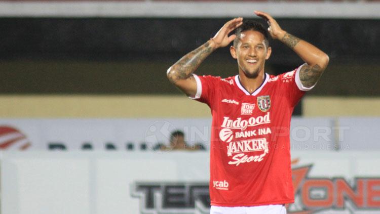 Penyerang Bali United, Irfan Bachdim dirumorkan tak menarik minat Persib Bandung. - INDOSPORT