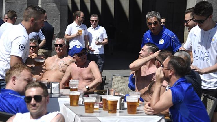Suporter Leicester City di pusat Kota Madrid Copyright: CURTO DE LA TORRE/AFP/Getty Images
