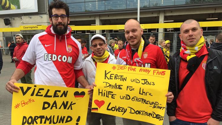 Harmonisnya fans Dortmund dan AS Monaco. - INDOSPORT
