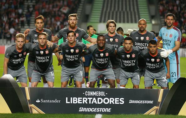 Para pemain Estudiantes di Copa Libertadores, Veron berada pada barisan kedua di samping kiper. Copyright: Gabriel Rossi/LatinContent/Getty Images