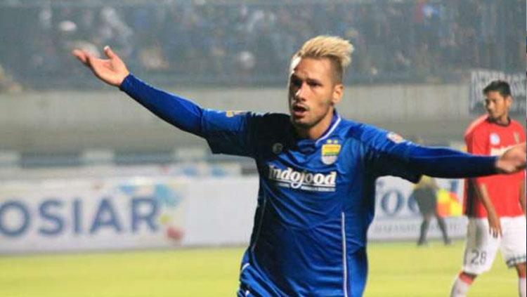 Gelandang Persib Bandung, Raphael Maitimo. Copyright: goal.com