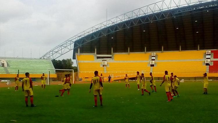 Para pemain Sriwijaya FC saat menjalani sesi latihan jelang laga lawatan melawan Semen Padang. Copyright: Muhammad Effendi/INDOSPORT