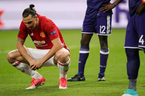 Zlatan Ibrahimovic, striker Man United tertunduk lesu saat gagal memaksimalkan peluang ke gawang Anderlecht. Copyright: Matthew Ashton - AMA/Getty Images