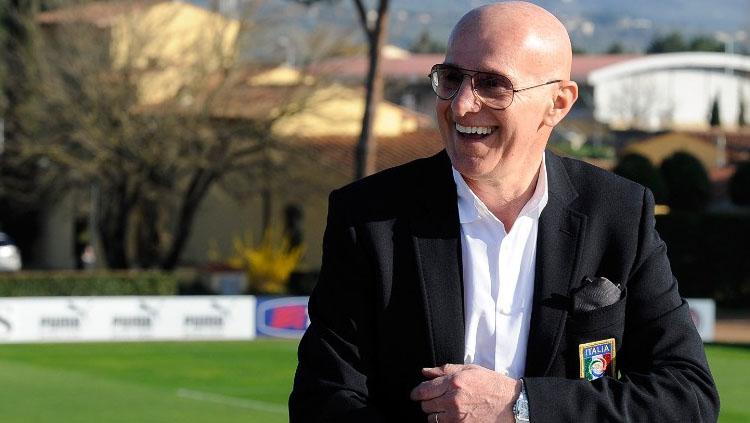 Pelatih legendaris AC Milan, Arrigo Sacchi, memberikan semangat kepada Charles De Ketelaere selepas pertandingan lanjutan Liga Italia (Serie A) 2022/23.