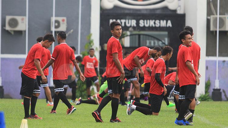 Pemain Bali United jalani latihan. Copyright: Muhammad Qomarudin/INDOSPORT