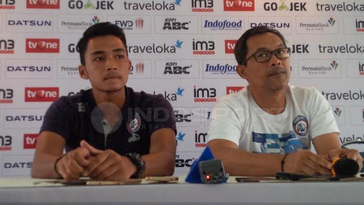Bagas%20Adi%20Nugroho%20dan%20Aji%20Santoso%20saat%20konferensi%20pers%20jelang%20laga%20Persib%20Bandung%20kontra%20Arema%20FC.