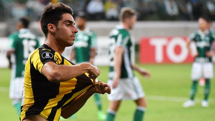 Pemain%20Penarol%2C%20Gaston%20Rodriguez%20melakukan%20aksi%20rasisme%20terhadap%20Felipe%20Melo.