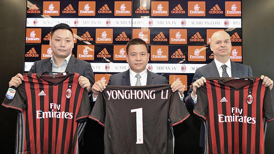 Presiden Milan, Yonghong Li (tengah) bersama perwakilan Rossoneri Sport Investment Lux. Copyright: Studio Buzzi/AC Milan/GettyImages