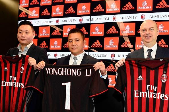 Presiden Milan, Yonghong Li (tengah) bersama perwakilan Rossoneri Sport Investment Lux. Copyright: MIGUEL MEDINA/GETTYIMAGES
