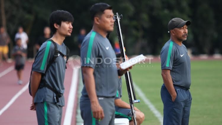 Pelatih Timnas U-16, Fachry Husaini (depan) bersama para staf pelatihnya.