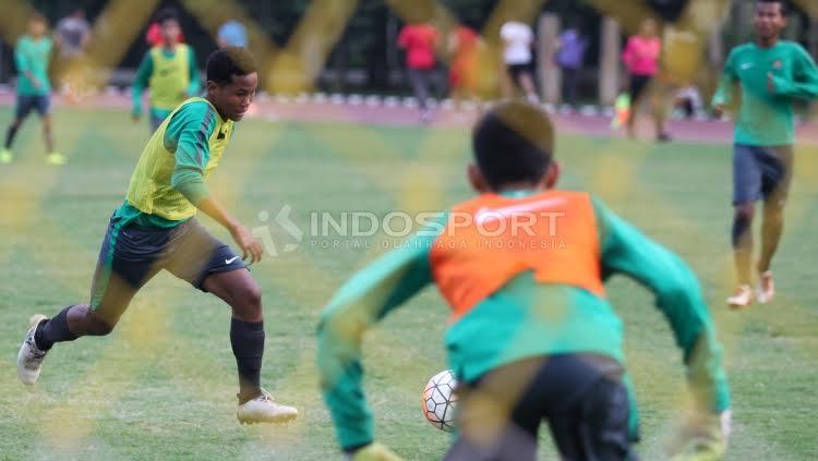 Salah satu pemain Timnas U-16 tengah bersiap untuk mengeksekusi bola ke arah gawang dalam sesi latihan. Copyright: Herry Ibrahim/INDOSPORT