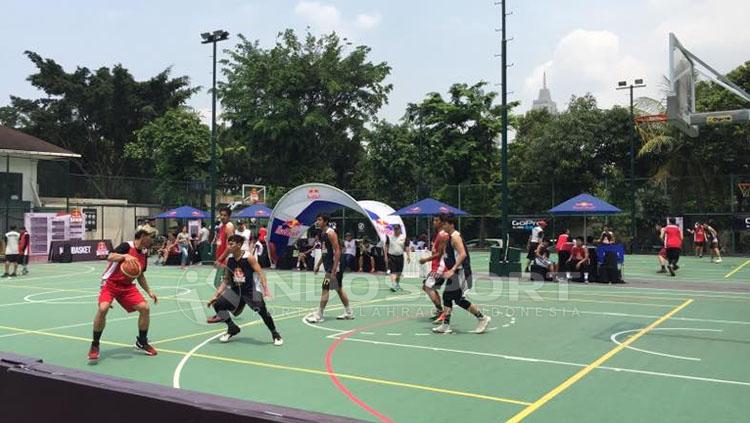 Situasi permain Bola Basket 3 on 3 di Jakarta. Copyright: Muhammad Adiyaksa/INDOSPORT