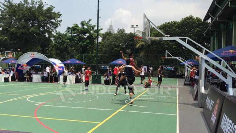 Situasi permain Bola Basket 3 on 3 di Jakarta. Copyright: Muhammad Adiyaksa/INDOSPORT