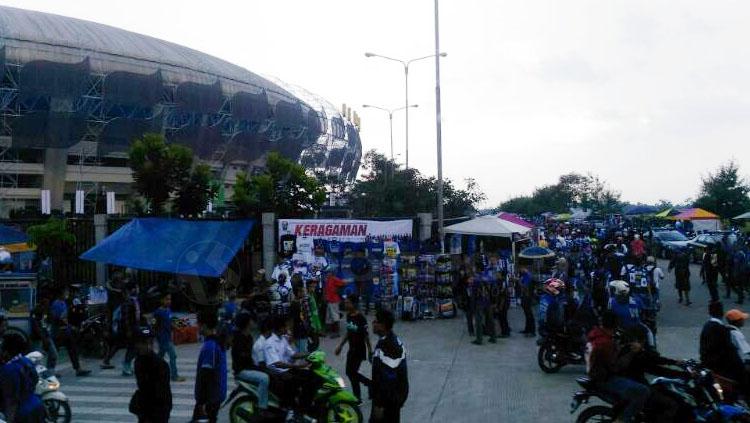 Situasi Kondisi di depan stadion GBLA. Copyright: Zainal Hasan/INDOSPORT