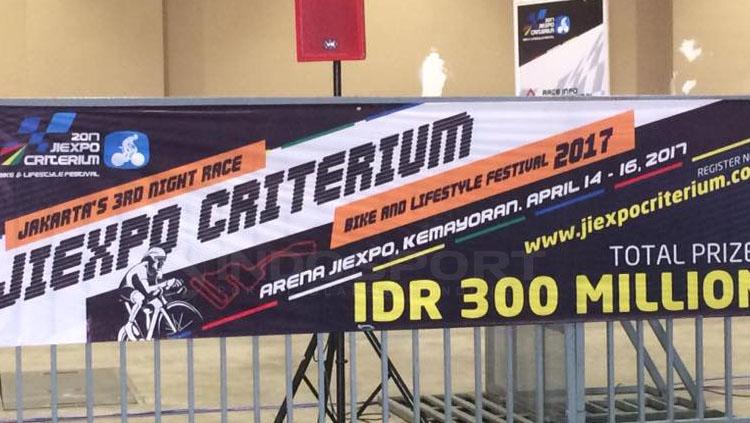 Banner JIExpo Criterium. Copyright: Lanjar Wiratri/INDOSPORT