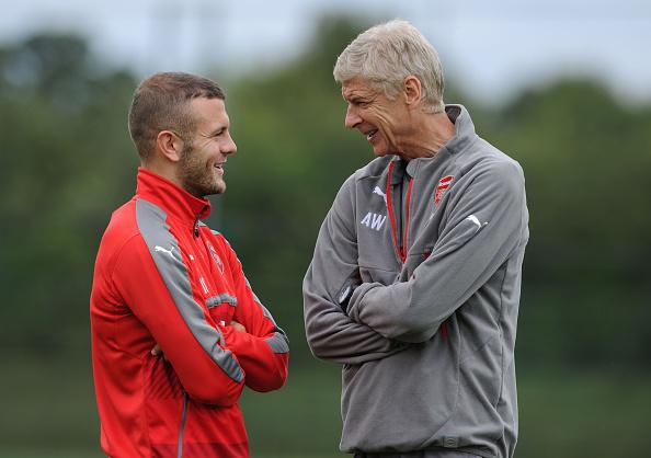 Jack Wilshere dan Arsene Wenger dalam sesi latihan Arsenal. Copyright: Stuart MacFarlane/Arsenal FC via Getty Images