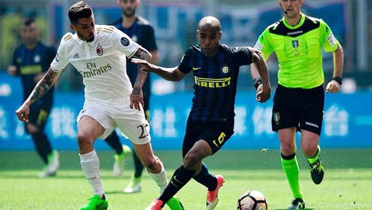 Joao Mario (kanan) berduel dengan Jose Sosa. Copyright: MIGUEL MEDINA/AFP/Getty Images