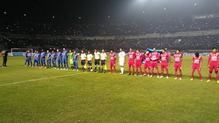 Kedua tim mengheningkan cipta sebelum laga. Copyright: Instagram@PSSI - FAI