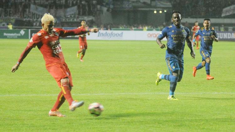 Cristian Gonzales tengah mengeksekusi bola ke arah gawang Persib. Copyright: Instagram@Arema