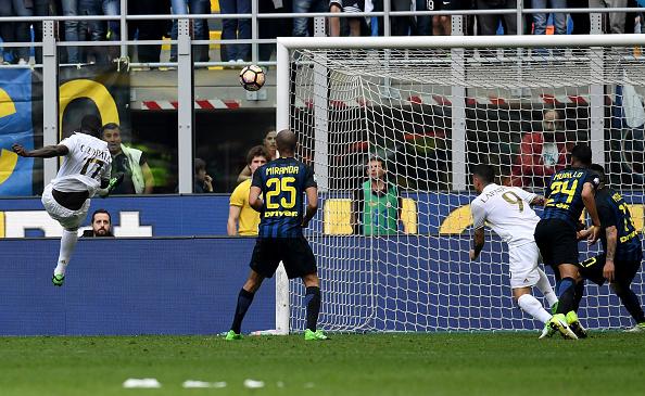 Bek AC Milan, Cristian Zapata mencetak gol krusial di menit-menit akhir ke gawang Inter Milan. Copyright: Claudio Villa - Inter/Inter via Getty Images