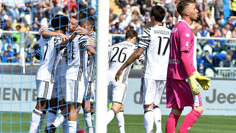 Pemain Juventus melakukan selebrasi setelah Gonzalo Higuain cetak gol. Copyright: ANDREAS SOLARO/AFP/Getty Images