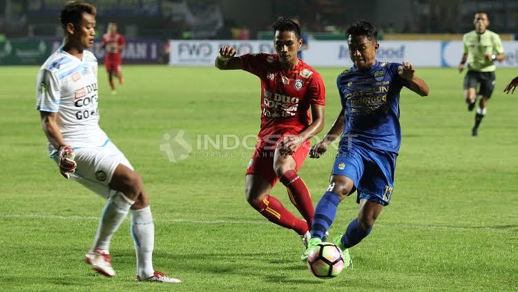 Gelandang sayap Persib Bandung, Febri Hariyadi (kanan) mencoba melewati kiper Arema FC, Kurnia Meiga Hermansyah (kiri) pada laga pembuka Liga 1 di Stadion Gelora Bandung Lautan Api (GBLA), Sabtu (15/04/17).