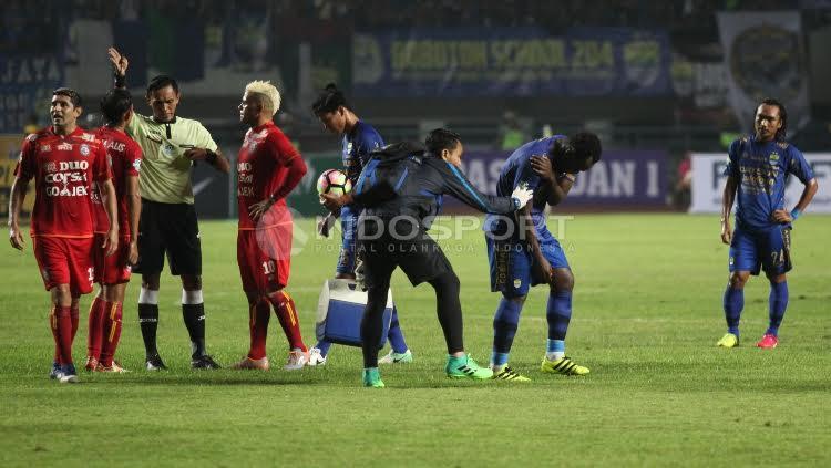 Marquee player Persib Bandung, Michael Essien (kedua dari kanan) memegang bahunya usai dilanggar salah satu pemain Arema FC pada laga pembuka Liga 1 di Stadion Gelora Bandung Lautan Api (GBLA), Sabtu (15/04/17).