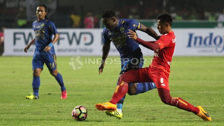 Marquee player Persib Bandung, Michael Essien (tengah) mencoba melewati pemain Arema FC pada laga pembuka Liga 1 di Stadion Gelora Bandung Lautan Api (GBLA), Sabtu (15/04/17).