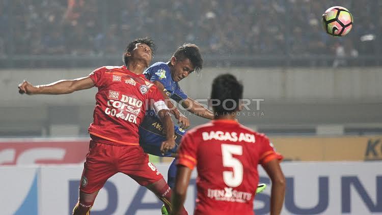 Gelandang sayap Persib Bandung, Febri Hariyadi (tengah) tengah berduel udara dengan salah satu pemain Arema FC pada laga pembuka Liga 1 di Stadion Gelora Bandung Lautan Api (GBLA), Sabtu (15/04/17).