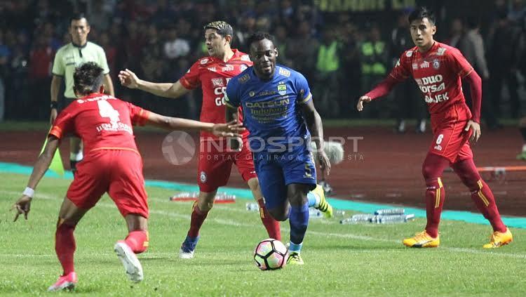 Marquee player Persib Bandung, Michael Essien (tengah) saat membawa bola pada laga pembuka Liga 1 di Stadion Gelora Bandung Lautan Api (GBLA), Sabtu (15/04/17).