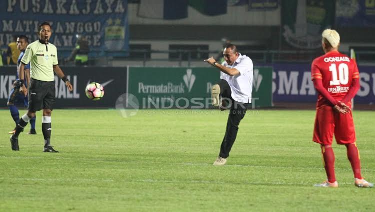 Ketua Umum PSSI, Edy Rahmayadi (tengah) tengah menendang bola sebagai simbol pembukaan Liga 1 di Stadion Gelora Bandung Lautan Api (GBLA), Sabtu (15/04/17).