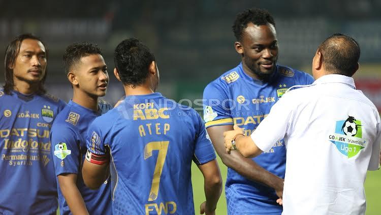 Marquee player Persib Bandung, Michael Essien (kedua dari kanan) berjabat tangan dengan Ketua Umum PSSI, Edy Rahmayadi pada laga pembuka Liga 1 di Stadion Gelora Bandung Lautan Api (GBLA), Sabtu (15/04/17).