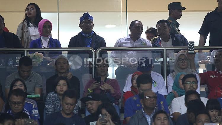 Turut menyaksikan, Edy Rahmayadi, Imam Nahrawi dan Ridwan Kamil bersama istrinya. Copyright: Herry Ibrahim/INDOSPORT