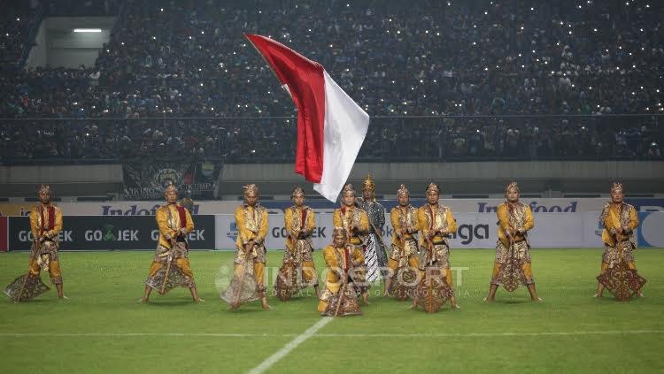 Tarian adat sunda di pembukaan Liga 1 Persib Bandung vs Arema FC. Copyright: Herry Ibrahim/INDOSPORT