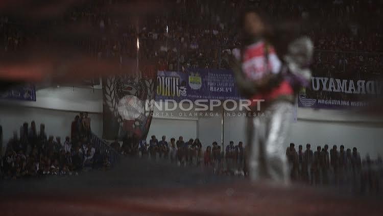 Ribuan Bobotoh menyaksikan pertandingan embukaan Liga 1 di Stadion Gelora Bandung Lautan Api (GBLA), Sabtu (15/04/17).